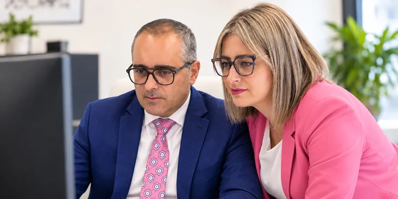 Equipo de H Asesores trabajando en el despacho